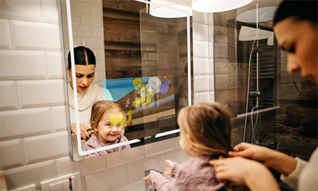 Sehen Sie sich Videos auf YouTube im runden Smart Mirror an